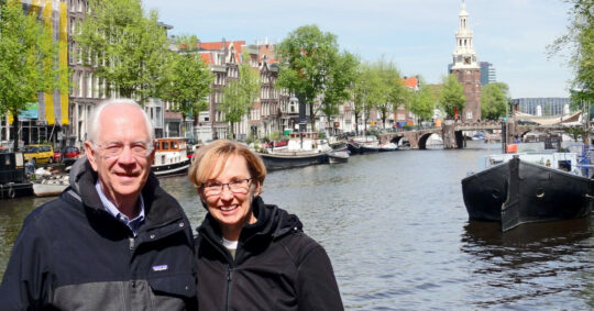 Dave ’64 and Linda Wesselink pose in front of a canal near the Rembrandt House Museum in Amsterdam on a 2018 trip to the Netherlands.