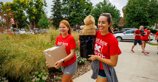 Lilly Bracy '23 and other Central students carrying boxes on move in day.